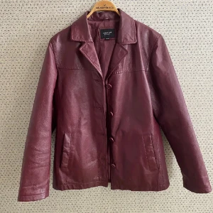 Röd skinnjacka - (Lånad bild) en jättefin röd skinnjacka, som tyvärr inte kommer till användning.