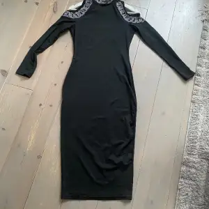 Endast provad svart klänning med snygga detaljer strl 34/36