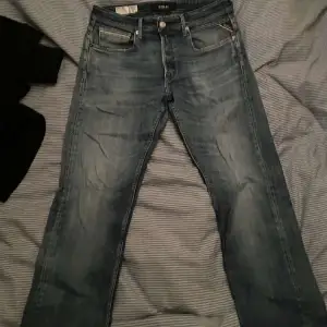 Schyssta replay jeans anbass storlek 32 knappt använda. Öppen för byten.