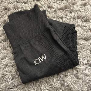 Säljer mina ICIW byxor i storlek S, de är knappt använda. Säljer för jag har växt ur dem. Nypris 800kr, pris går att diskutera 💞