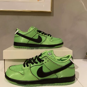 Nike dunk sb powerpuff girls buttercup  - Nike dunk sb powerpuff girls buttercup i nyskick. Inte ens testade! Kommer med ett par gröna skosnören och extremt många detaljer som gör skon unik. Pris kan diskuteras 😊💚