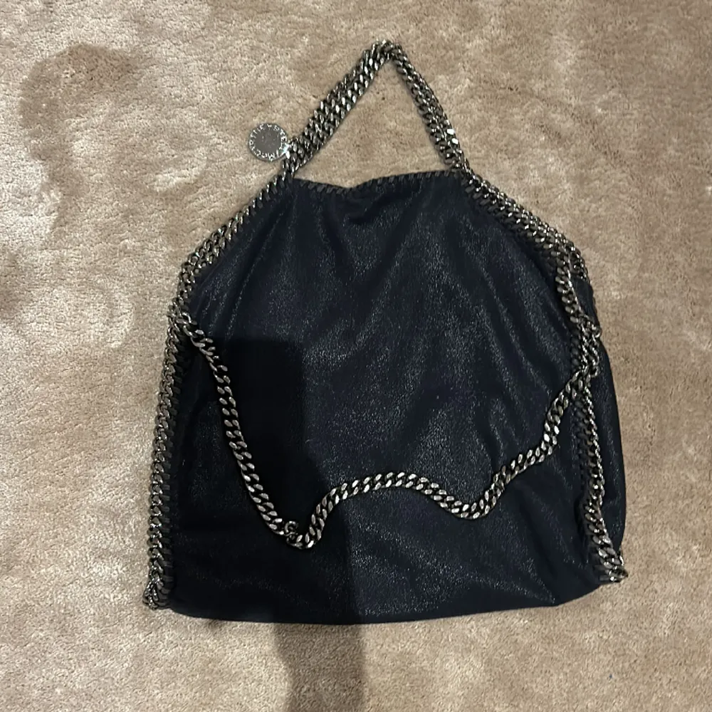 Stella McCartney Falabella Tore Väska i mörkblått, mycket bra skick . Väskor.