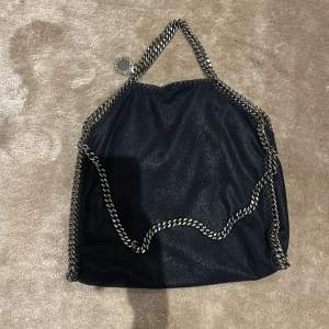 Stella McCartney Falabella Tore Väska i mörkblått, mycket bra skick 