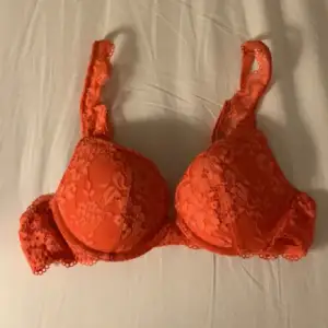 Orange bh från lindex som aldrig används och som är för liten för mig. Köpt för 250kr ungefär. Storlek 75 A❤️