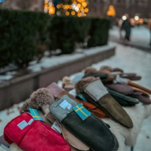 Fårskinns Handskar Handmade - Utförsäljning av äkta fårskinns handskar handgjorda i Sverige.  Finns i många olika storlekar och färger. Billigare vid köp av fler - fraktar och möts!  Det går även att beställa vantarna på https://ullrico.se  15% rabatt med koden: 0618