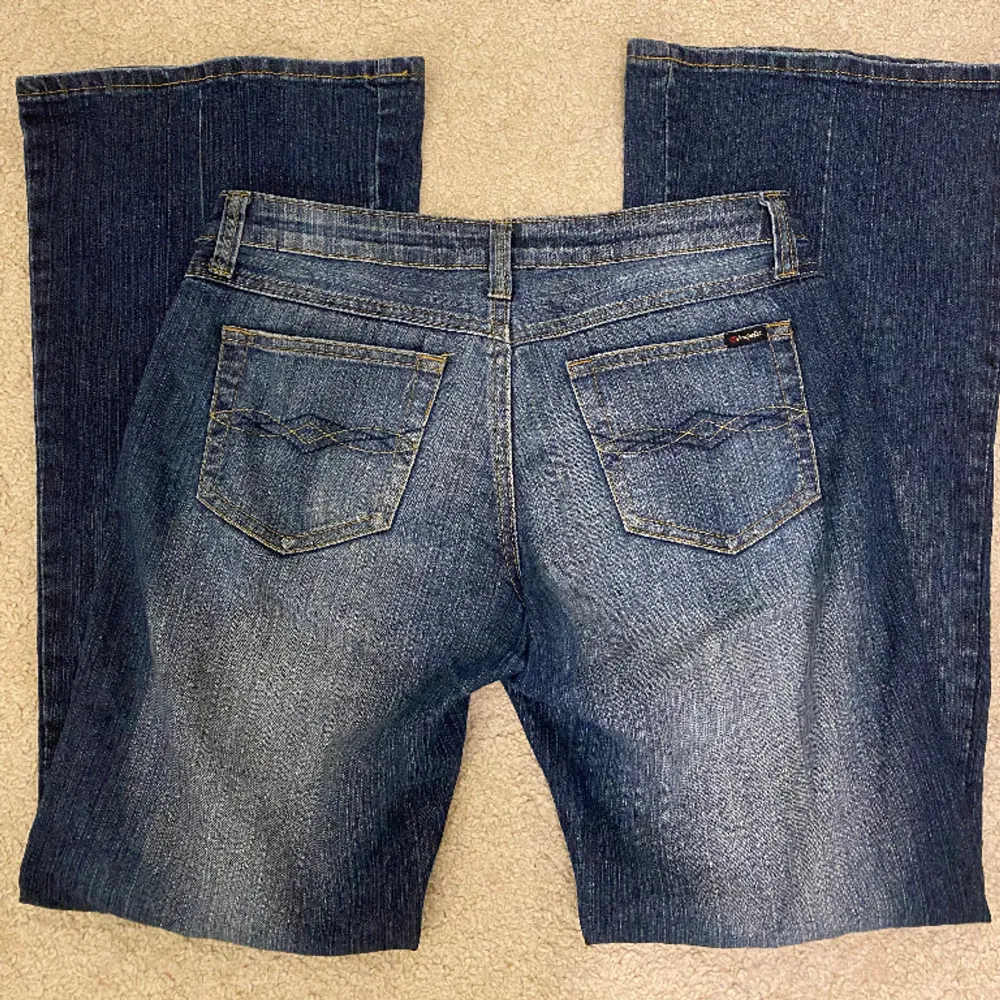 Säljer dessa svin snygga lågmidjade jeans, de finns ingen lapp i byxan så vet inte vilken storlek de är men skulle säga att de är en större S eller mindre M ❣️ skriv privat så kan jag skicka bild hur de sitter på oxå💘 . Jeans & Byxor.