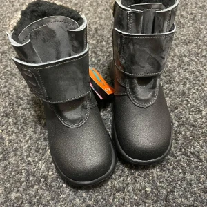 Kavat - Vinterskor, Barn - Nya vinter skor, och helt oanvända!  Nypris: 540kr.  Strl 28, och fodrade.