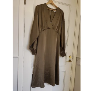 Satinklänning, M - Olivfärgad satinklänning från KappAhl💕 I nyskick, stl M