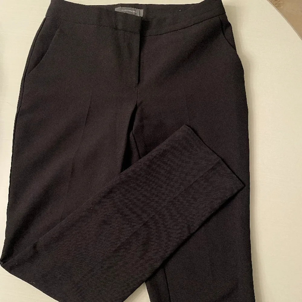 Raka svarta kostymbyxor köpta från Primark, säljs pga passar ej längre men är i bra skick!. Jeans & Byxor.