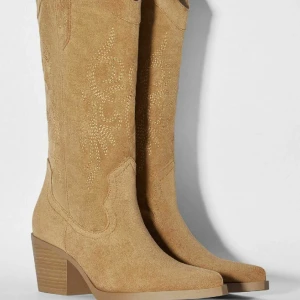 Cowboyboots  - Säljer mina superfina Cowboyboots från bershka, då de inte kommer till användning längre tyvärr.  Använda ett fåtal gånger och i bra skick. 💕