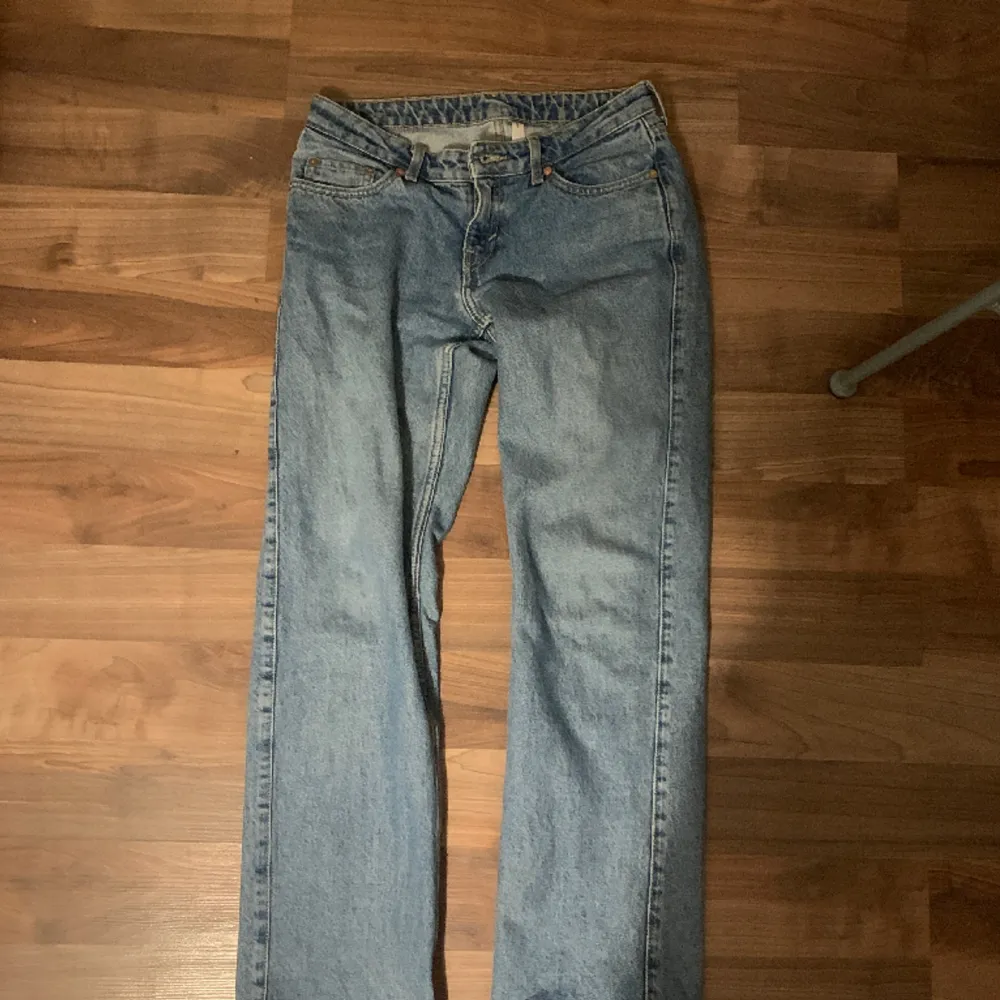 Ett par lågmidjade baggy jeans ifrån Weekday i modellen Arrow. Pm för fler bilder!❣️. Jeans & Byxor.