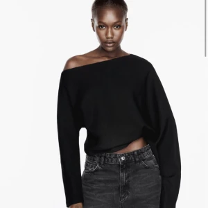 Svart one shoulder tröja - Jättefin helt ny svart one shoulder tröja från zara, endast använd 1 gång.