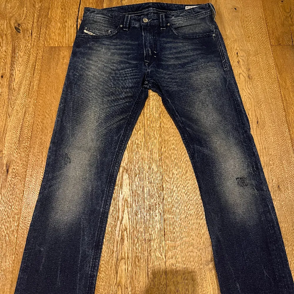 Sjukt feta jeans från det italienska märket diesel i väldigt fint skick. Storlek 32/32 men sitter som ungefär 31/30. Nypris cirka 1,6-2k. Jeans & Byxor.