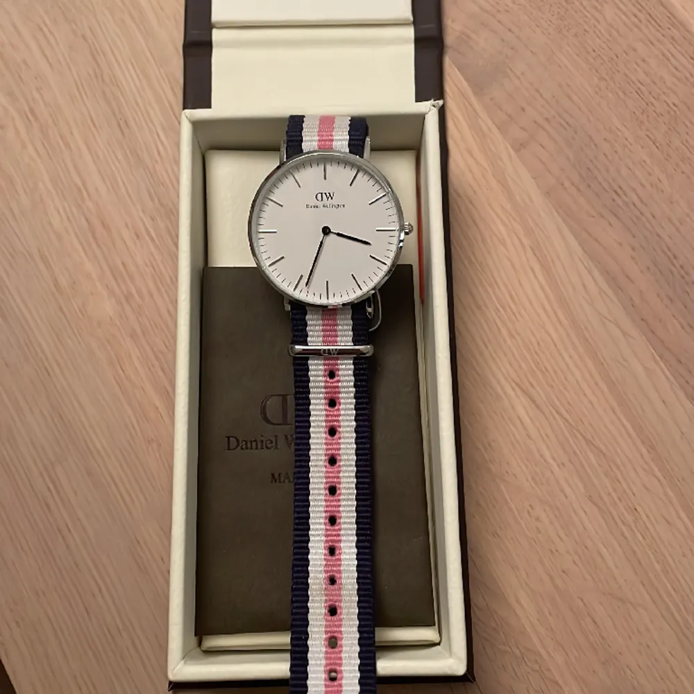 Säljer min fina klocka från Daniel Wellington som är i jättefint nyskick, är endast använd 1-2 gånger och har inga defekter.  Nypris: 1300kr Skriv ifall ni har några frågor💞 . Accessoarer.