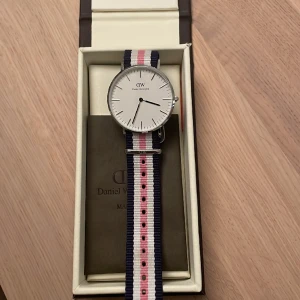 Daniel Wellington klocka - Säljer min fina klocka från Daniel Wellington som är i jättefint nyskick, är endast använd 1-2 gånger och har inga defekter.  Nypris: 1300kr Skriv ifall ni har några frågor💞 