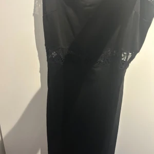 Klänning - Köpte den men det var för stor och trodde att jag kunde ”fixa” ändrade mig sen!