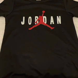 Jordan T-shirts - En svart Jordan t-shirt, i storlek S. För fler frågor, kom gärna privat! ☺️