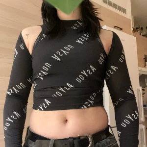 Unik topp - En croppad fest topp av märket AsYou. Varit en go to!! Frakt ingår inte i priset<3