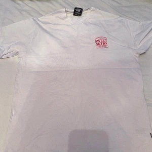 Sweet skbts T-shirt  - Säljer nu min fina T-shirt för ingen användning för mig. Inget fel, knappt använd. Skriv vid intresse.
