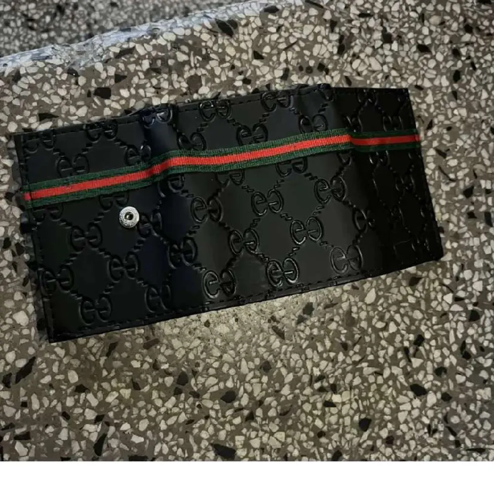 En väldigt fin Gucci plånbok fin o snygg✨😍. Accessoarer.
