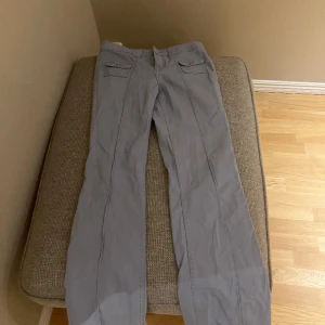 Flare jeans - Jätte fina blåa jeans. Mycket bekväma och eleganta. De är i storlek S-M, i storlek 38. De har väldigt fina fickor och kommer primärt från H&M! Passar så bra på mig som är 167 cm. Skulle kunna passa från 163-170 cm! 