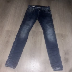 Replay Jeans - Säljer ett par Replay jeans anbass Size 29 använd några gånger Retail 1900 bra skick 8-10 hör av dig om du har några frågor eller funderingar!