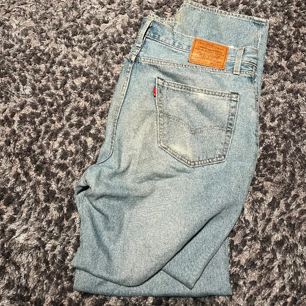 Ljusa jeans från Levis . Jeans & Byxor.