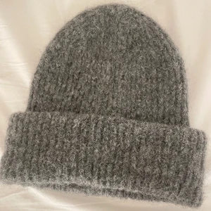 Stickad mössa - Säljer denna grå stickad mössa! Skriv för frågor💕