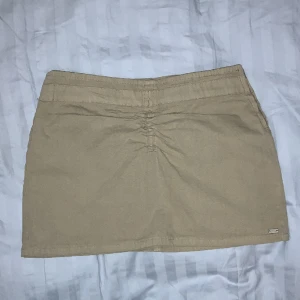 Minikjol - Oanvänd minikjol från Pull & Bear