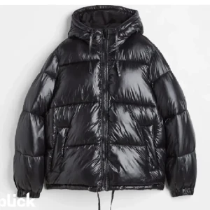 Glansig jacka  - Säljer denna glansiga jacka från Hm i storlek S. Något oversized i modellen vilket bara är snyggt, hör av er vid funderingar🫶🏼