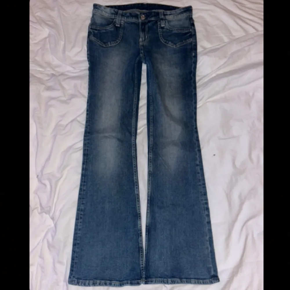 säljer dessa jättefina jeans från hm då de tyvärr är för små 💕. Jeans & Byxor.