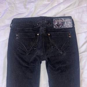 säljer dessa jeans som jag köpte på plick men tyvärr var lite små 💕 köpte för ca 500, säljer för 400! midjemåttet är ca 38.5 cm och innerbenslängden är 84cm 💕