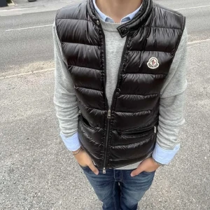 Moncler gui väst  - Köpt i somras från kicksndstuff och därför förstås äkta. Skick 9/10. Inget og tillkommer.  Pris kan förstås diksuteras, hör av dig vid potentiella frågor. Det relativt låga priset beror på borttappat kvitto.