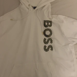 Boss hoodie för 1300 - Storlek L passar även M eftersom den är liten i storleken. Säljs eftersom den är för stor.