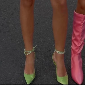 Klackar Public Desire  - Superfina klackar från Public Desire i limegrön satin med ett strass wrap around spänne i storlek EU 37, UK 4. Skorna är aldrig använda så helt nyskick. 