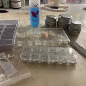 Gele naglar - Säljer mina geler och mina nagel tippar då jag vill byta till akryl. Skriv privat för fler bilder och mer information. Tippar, 3 olika geler, stenar, borttagning kommer med💗