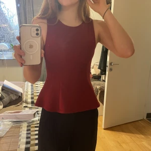 Söt topp - Jättefin mörkröd topp. Passar perfekt för julen, skriv för fler bilder /frågor!