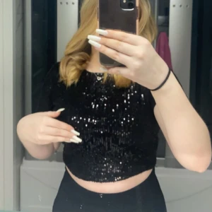Glitter topp - Säljer denna super fina paljett/glitter toppen som är öppen i ryggen då den inte kommer till användning. Den är använd 1 gång på nyårsafton 2021. OBS‼️ Sista dagen jag postar är 19/12 innan jul och nyår🤩❤️