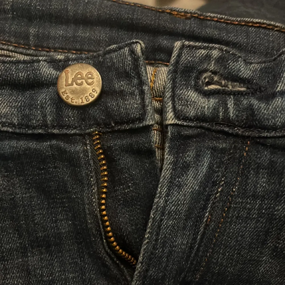 Fina lee byxor low waisted bootcut! Äkta! Kan säljas för billigare . Jeans & Byxor.