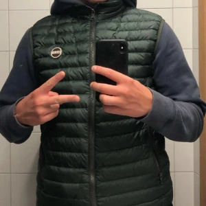 Colmar Väst - Grymt snygg Colmarväst. Säljer då jag vill köpa annat! Mycket fint skick och nypris för denna modellen är ca 2000kr.