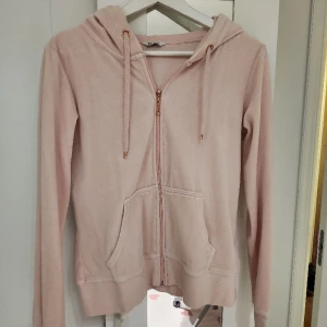 Rosa Huvtröja i stl M - Ljurosa tröja i stl M. Har inte använt den alls. 