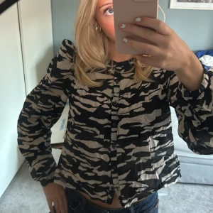 Blus  - Cool blus i zebra mönster 🖤