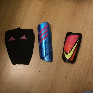2 st benskydd + överdrag - 2 st benskydd från Nike och adidas med överdrag. 