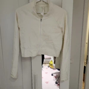Vit cropped tight träningströja i stl M/L - Från fabletics Sverige. Oanvänd, har bara suttit i garderoben. 