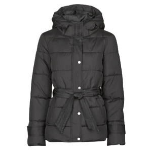 Vinterjacka - Använt några gånger. Varm och fin jacka, säljer pga jag köpt en ny. Köpt från zalando. Kontakta för fler bilder❤️