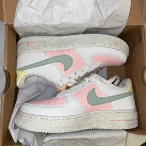 Nike air force 1 Impact - Säljer dessa superfina air force 1 som bara använts en gång. Finns knappt att få tag på längre men kommer tyvärr aldrig till användning hos mig.  Värdet på dessa är ca 1500kr 