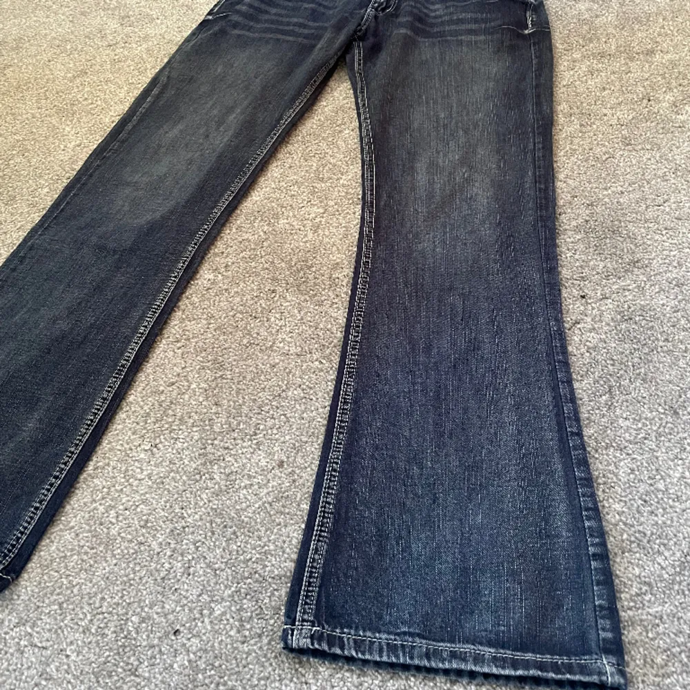 Lågmidjade jeans, raka/ bootcut  Står ingen storlek men skulle säga M, lite för stora för mig som har S i vanliga fall. Jeans & Byxor.