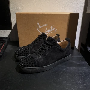 Christian Louboutin skor - Ett par sparsamt använda skor från Christian Louboutin, hör av er vid intresse eller frågor