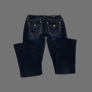Lågmidjade bootcut miss me jeans - Så snygga lågmidjade bootcut miss me jeans i storlek 29!😍 midjemåttet: 40cm innerbenslängd 77cm PS; KOLLA IGENOM MITT KONTO NI KOMMER HITTA MÅNGA Y2K OCH VINTAGE PLAGG 
