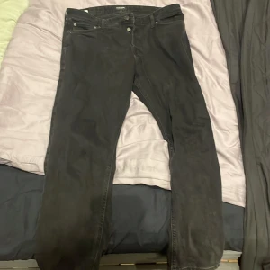 Jack and Jones jeans  - Jack and Jones jeans svart knappt använda kostar 700 på nätet säljer mina för 150 storlek 32/32